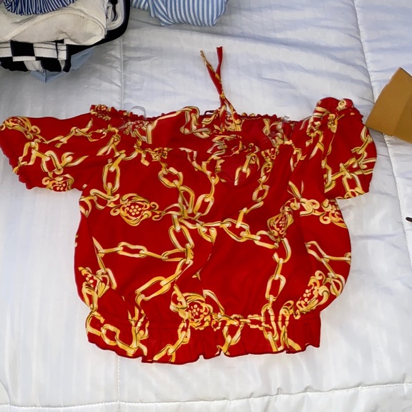 Red crop top with chain design - Picture 1 of 1